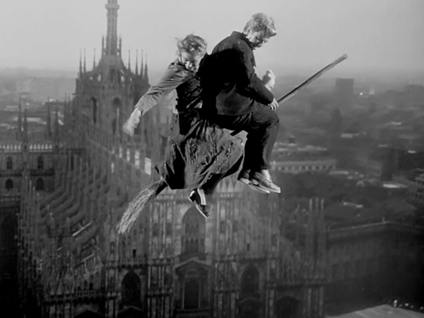 Miracolo_a_Milano_volo (1)